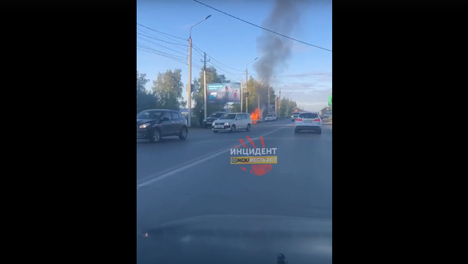Горит ярче солнца: в Омске посреди оживлённой дороги вспыхнула очередная машина — ВИДЕО
