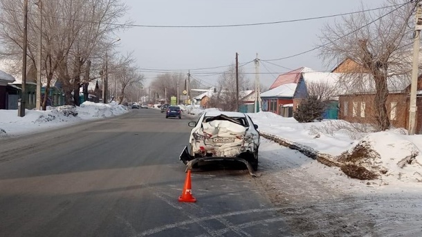 В Омске автобус выбросил машину на пешехода