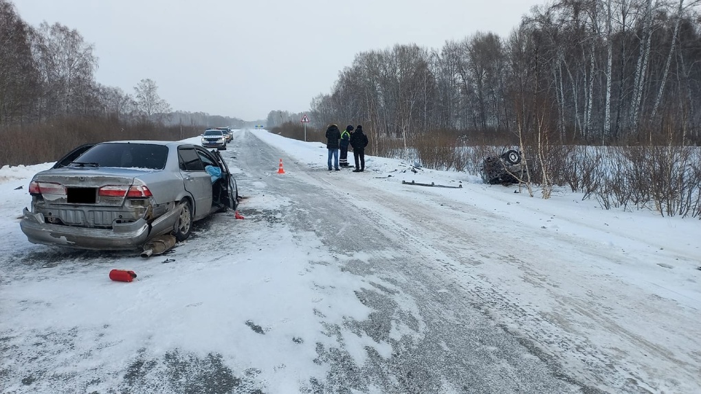 В Новосибирской области водитель Lada Granta скончался на месте после столкновения с Honda Torneo