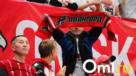 На матч «Авангарда» прилетели актёры Мила Кунис и Маколей Калкин