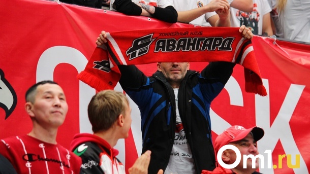 На матч «Авангарда» прилетели актёры Мила Кунис и Маколей Калкин