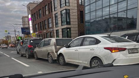 Четыре автомобиля собрались в «паровозик» на улице Ипподромской в Новосибирске