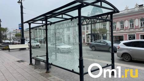 В Омске вандалы снова разгромили остановку на Ленина