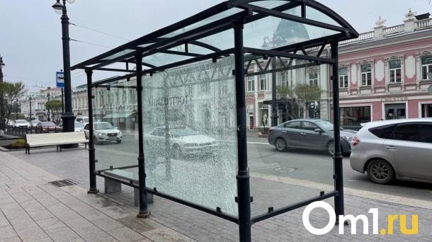 В Омске вандалы снова разгромили остановку на Ленина