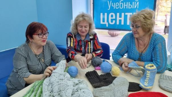 Для неравнодушных омичей организовали мастер-класс по вязанию, чтобы помочь мобилизованным
