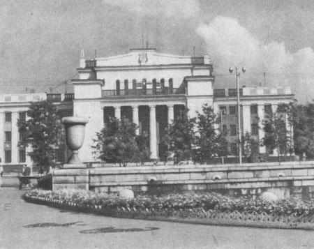 «Ленин умер, жив ленинизм»: Дом Ленина в Новосибирске — от агитационного центра до концертного зала