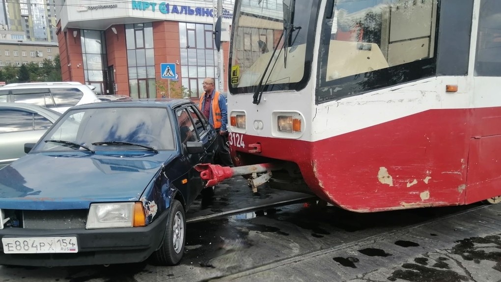 В ходе дтп столкнулось два автомобиля и трамвай пострадавших нет такая ситуация считается