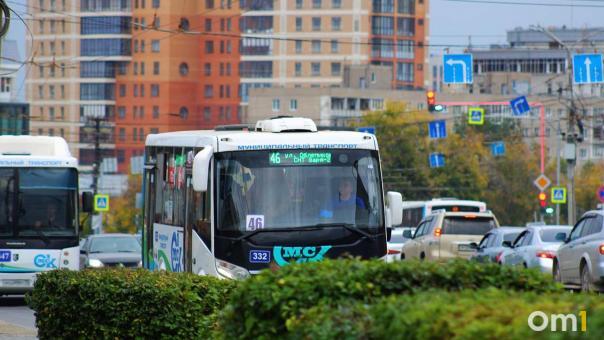 Омичи жалуются на редкие автобусы на Левом берегу: интервалы до 45 минут