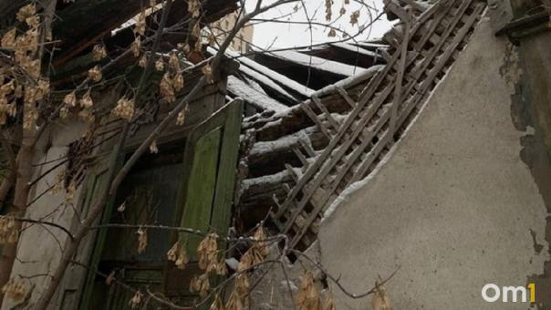 Дом в Омской области, в котором живут пенсионеры, разваливается на глазах