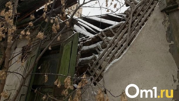 Дом в Омской области, в котором живут пенсионеры, разваливается на глазах