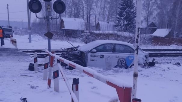 Стало известно, как наказали таксиста, который врезался в поезд в Новосибирске
