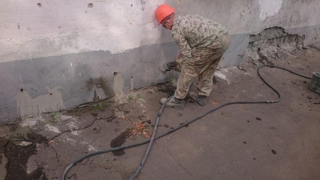 В Омске по программе капремонта сделали инъекции в фундамент 75-летнего дома