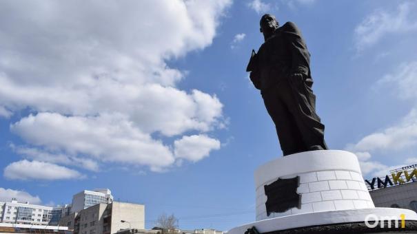 В Омске ко Дню Победы привели в порядок памятник маршалу Жукову