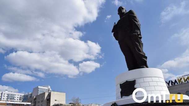 В Омске ко Дню Победы привели в порядок памятник маршалу Жукову