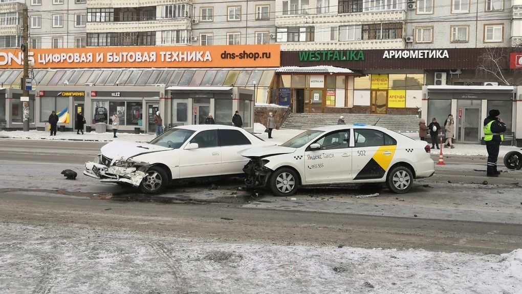 От удара в лоб в тройной аварии в Омске пострадал 35-летний пассажир такси