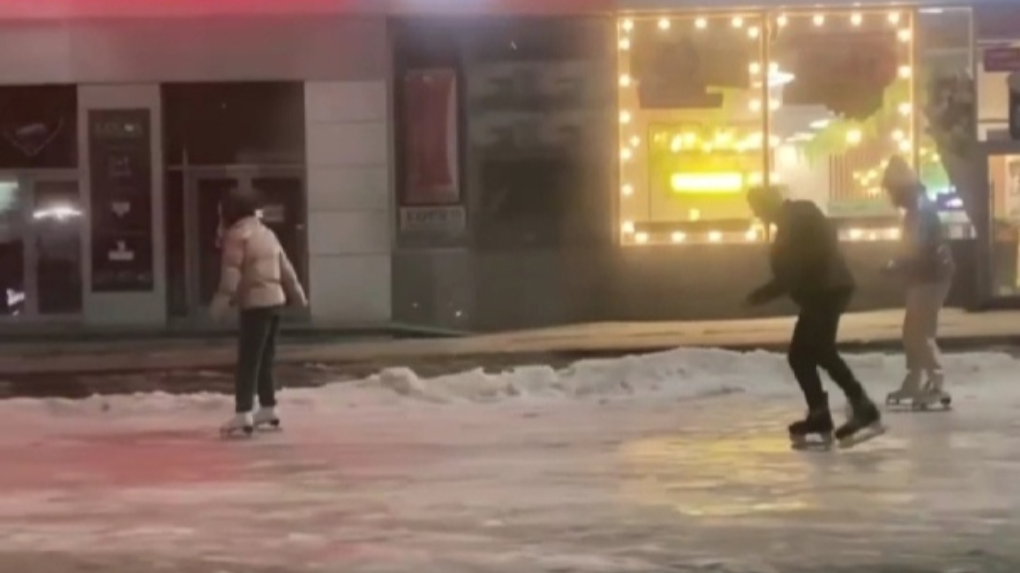 Новосибирцы устроили флешмоб с катанием на коньках по проспекту Карла Маркса