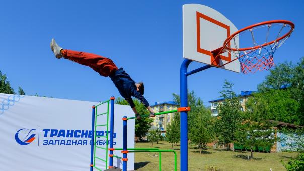 В Омске открыли новую уличную спортплощадку