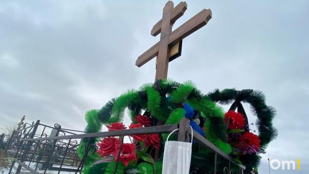 Десятки могил затопило на Южном кладбище в Новосибирске