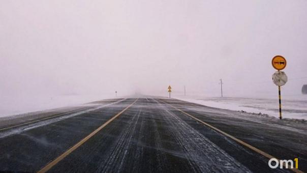 Омичей предупредили о плохой видимости на дорогах из-за непогоды