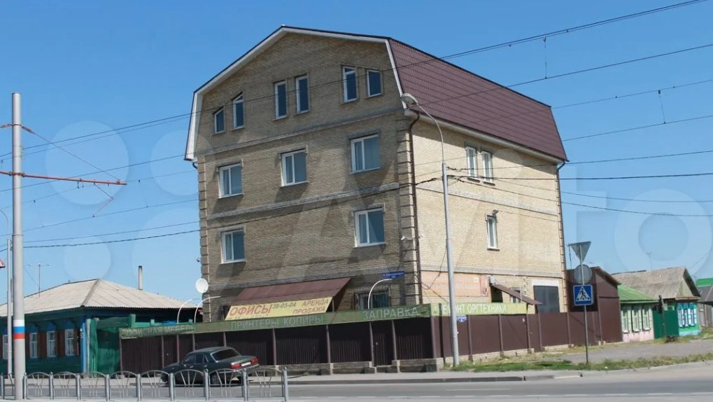 Гигантский коттедж в центре Омска продают за 61 миллион рублей