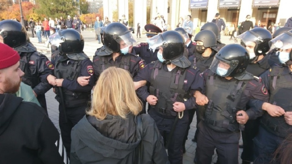 Более 50 человек задержали за хоровод на площади Ленина в Новосибирске