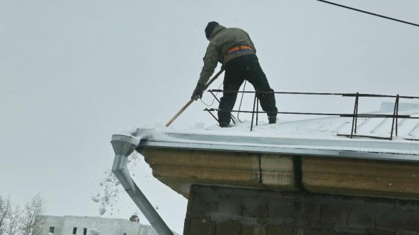 Мэр Новосибирска дал три недели на очистку крыш от снега