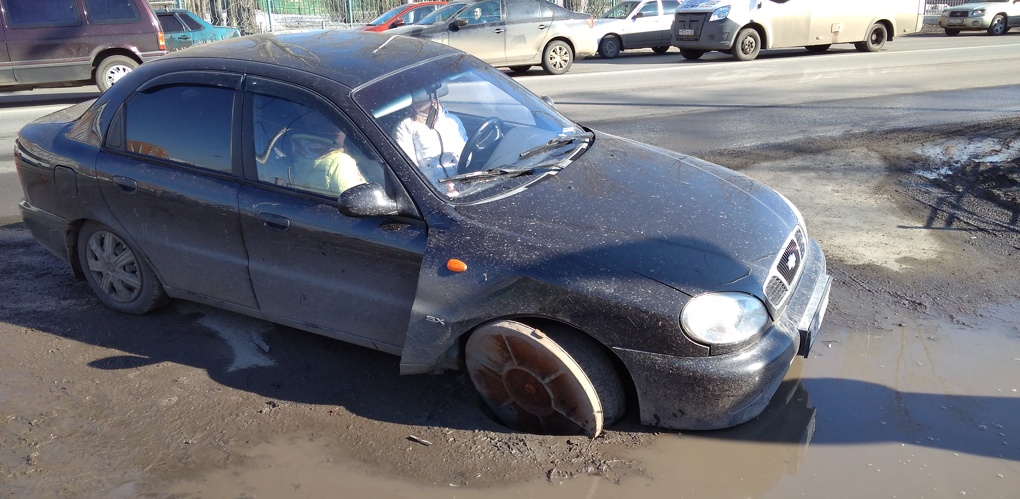 В центре Омска автомобиль провалился в колодец
