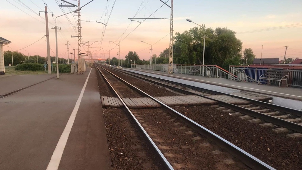 «Загадочная смерть на железной дороге»: труп мужчины обнаружили на насыпи в Новосибирске
