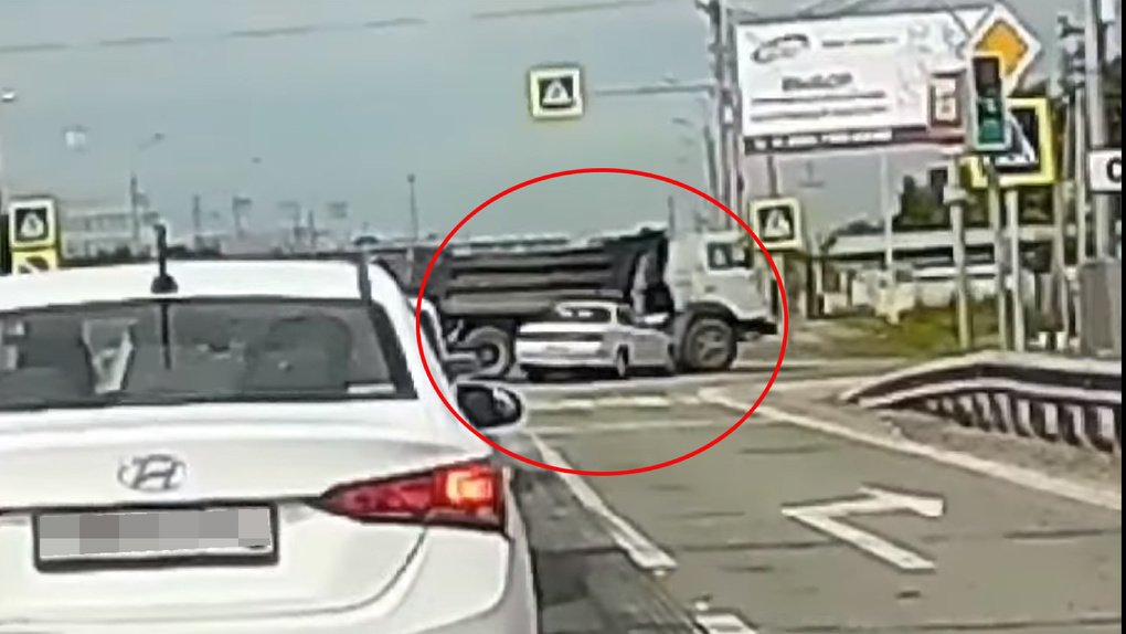 Водитель Toyota Mark II врезался в КамАЗ под Новосибирском