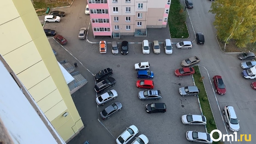 В Омске начали активно бороться с незаконными парковками во дворах