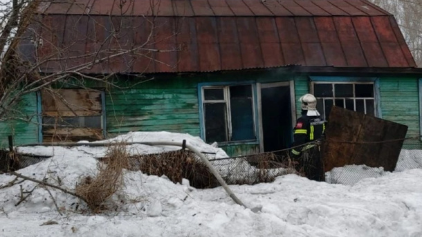 Двое новосибирцев погибли в пожаре в двухэтажном доме. ФОТО