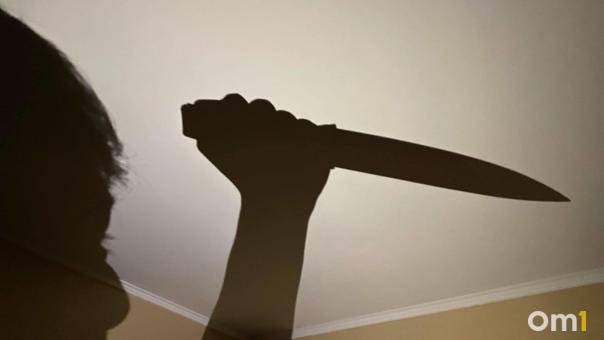 Страшная боль и кровь на снегу: в Новосибирске неизвестный ударил ножом таксиста