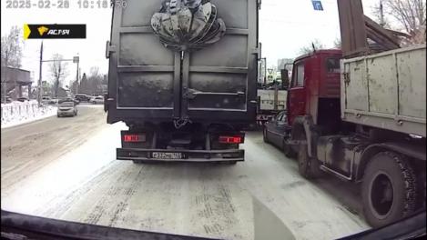 КамАЗ с кирпичами вдавил автомобиль BMW под другой тягач в Новосибирске