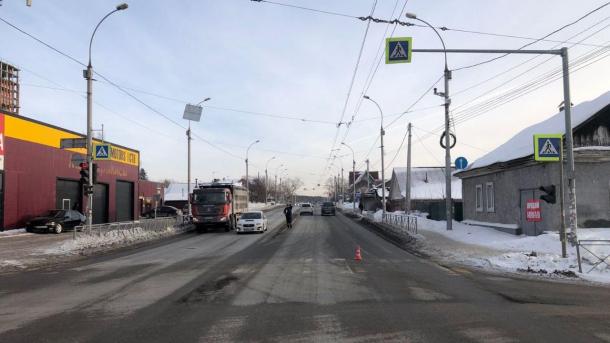В Новосибирске автомобиль сбил несовершеннолетнего пешехода на переходе