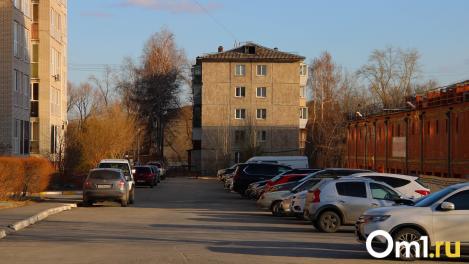 На одной из центральных омских улиц запретили парковку. С чем это связано?