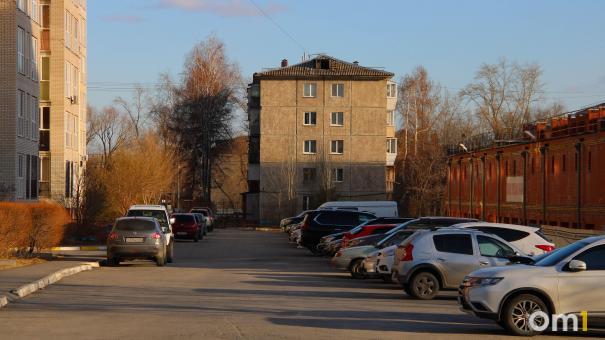 На одной из центральных омских улиц запретили парковку. С чем это связано?