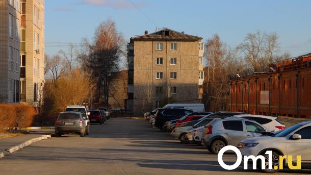 На одной из центральных омских улиц запретили парковку. С чем это связано?