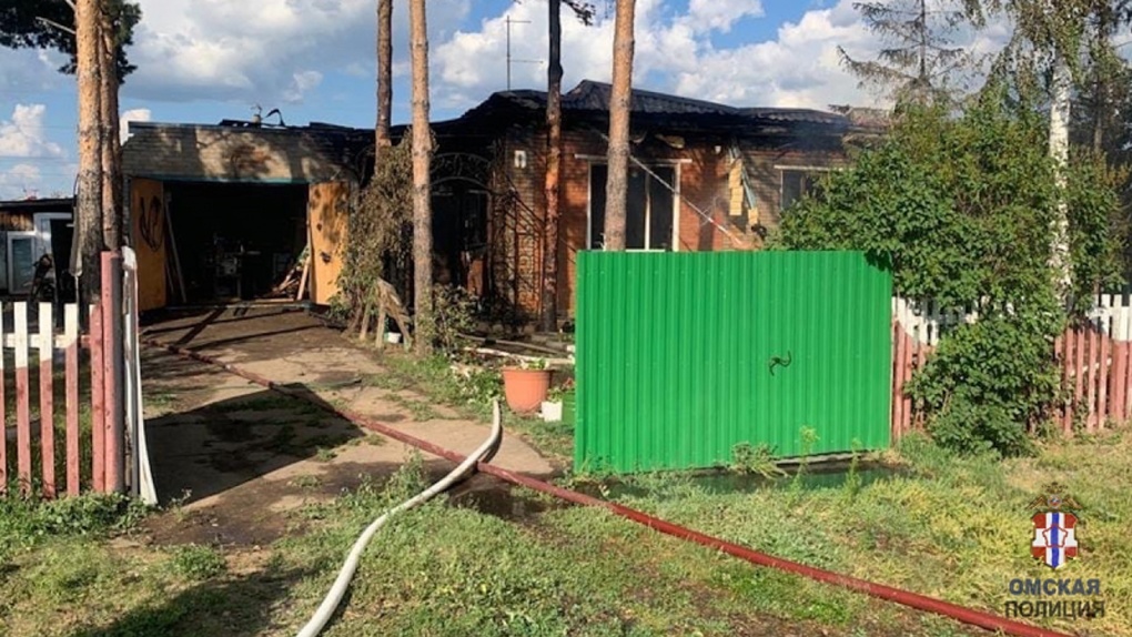 Омич спалил дом своей пожилой матери, и сам оказался в больнице