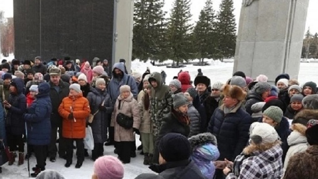 Совет ветеранов обвинил участников пикета против вакцинации в осквернении Монумента Славы Новосибирска