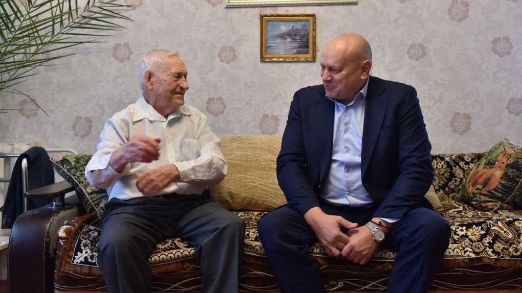 Мэр Сергей Шелест поздравил с днём рождения ветерана ВОВ Дмитрия Мелехина с 96-летием
