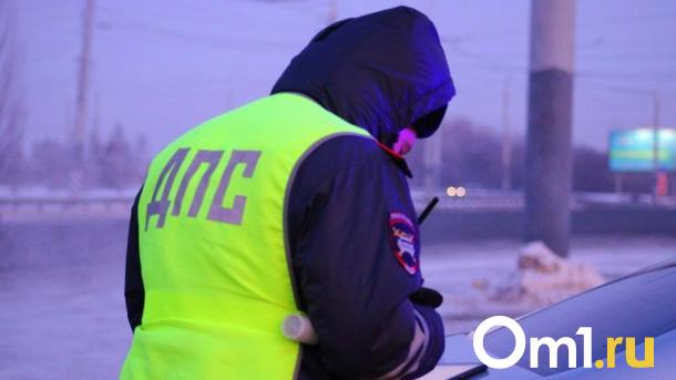 Омские автоинспекторы помогли водителю, которому стало плохо за рулём