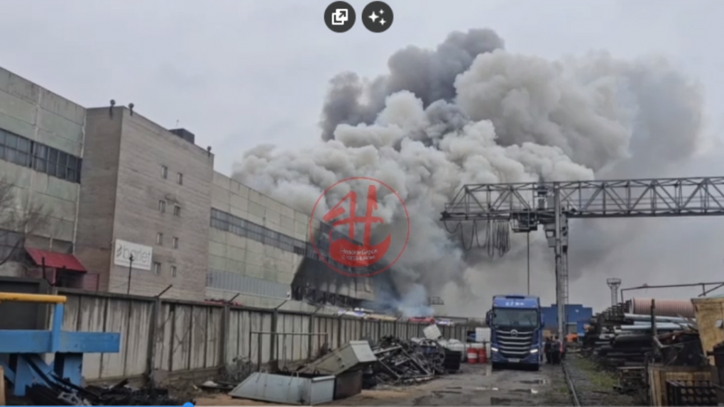 В Новосибирске горит складское здание на улице Станционной