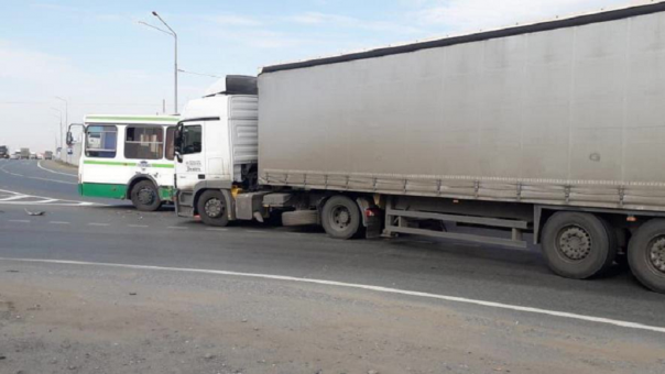 В Омске фура протаранила пассажирский автобус. Есть пострадавшие