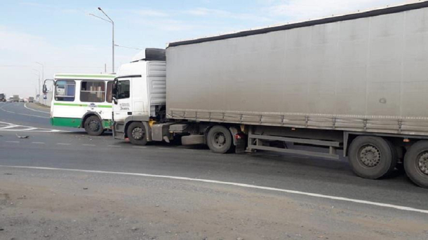 В Омске фура протаранила пассажирский автобус. Есть пострадавшие