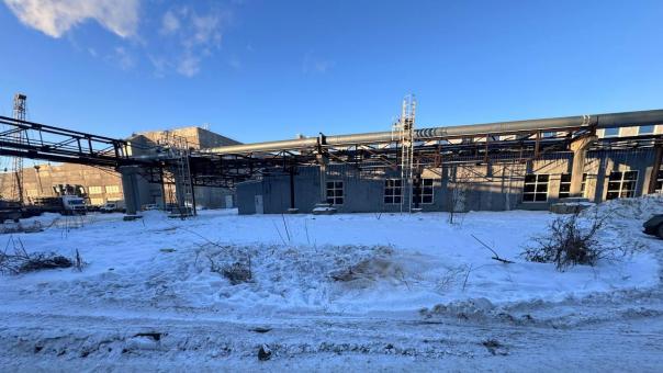 В Омске владельца четырёх авто и мотоцикла заставили снести незаконную постройку