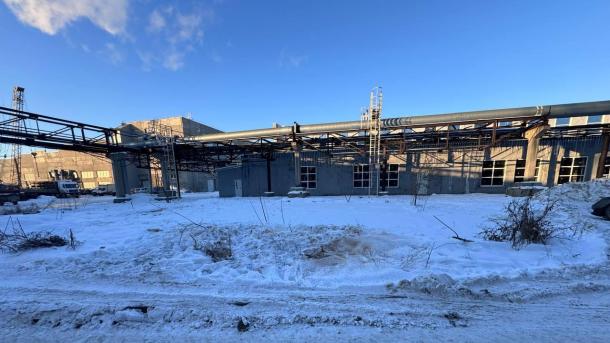В Омске владельца четырёх авто и мотоцикла заставили снести незаконную постройку