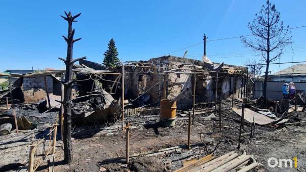 Детей выносили через окна: страшный пожар уничтожил три дома под Новосибирском. ФОТО
