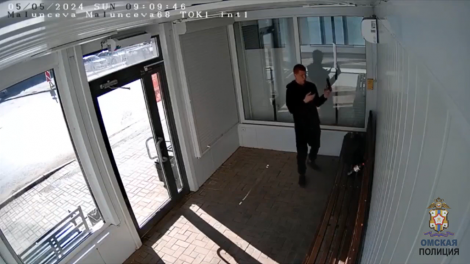 Молодой омич выстрелил в стекло тёплой остановки из пистолета