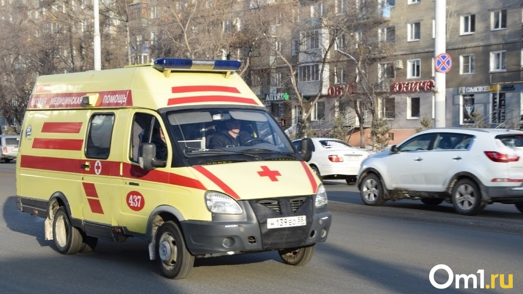 В Омске неизвестные напали на медика с ножом