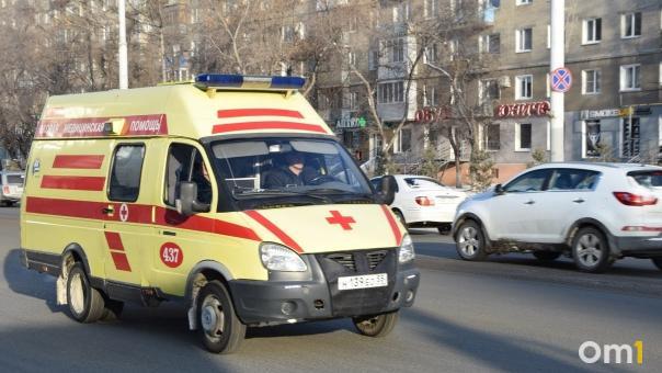 В Омске неизвестные напали на медика с ножом